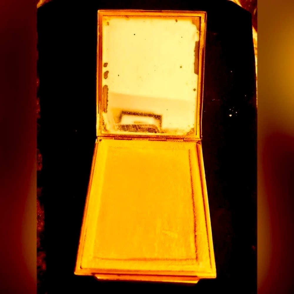 Gorgeous Vanity France Limoges Pujol Sculpted Enamel Paris Powder Compact - Picture 3 of 3
